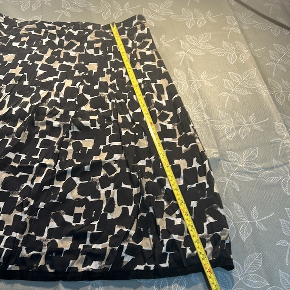 Ladies White House Black Market Skirt. - Picture 6 of 9